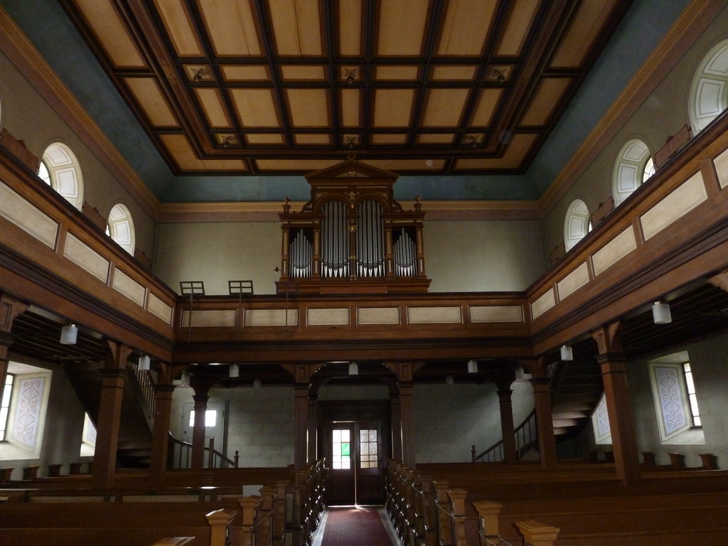 Kirchenraum mit Orgel und Empore